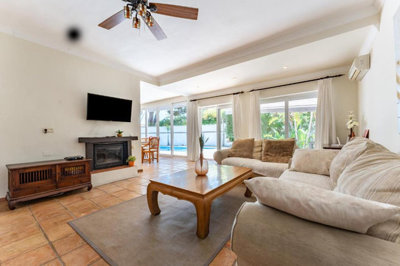 10-bb915d1cb19341576dcdc994b81ab9c5