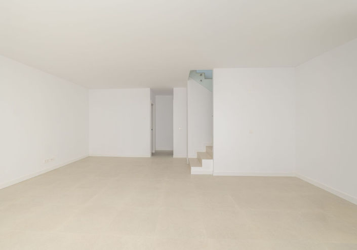 Image No.10-4 Bed Townhouse for sale