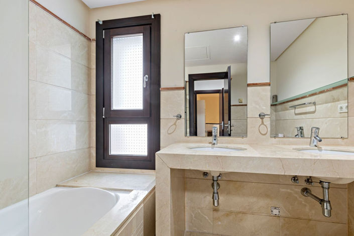 Image No.4-4 Bed Townhouse for sale