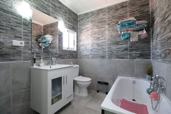 Image No.19-4 Bed Country House for sale