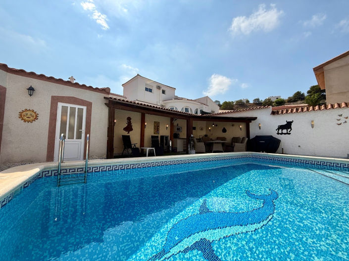 Image No.2-Villa de 6 chambres à vendre à Alicante