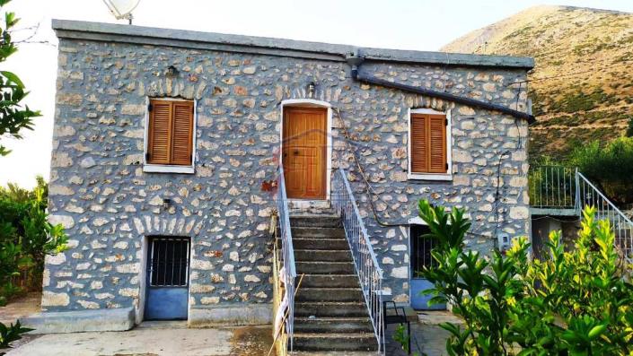 Image No.2-Maison de campagne de 3 chambres à vendre à Oitylo