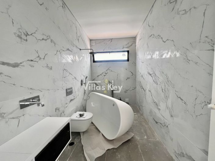 Image No.14-4 Bed House for sale