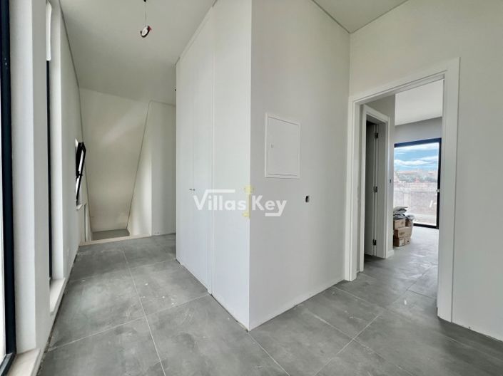 Image No.15-4 Bed House for sale