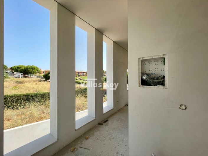 Image No.2-4 Bed House for sale