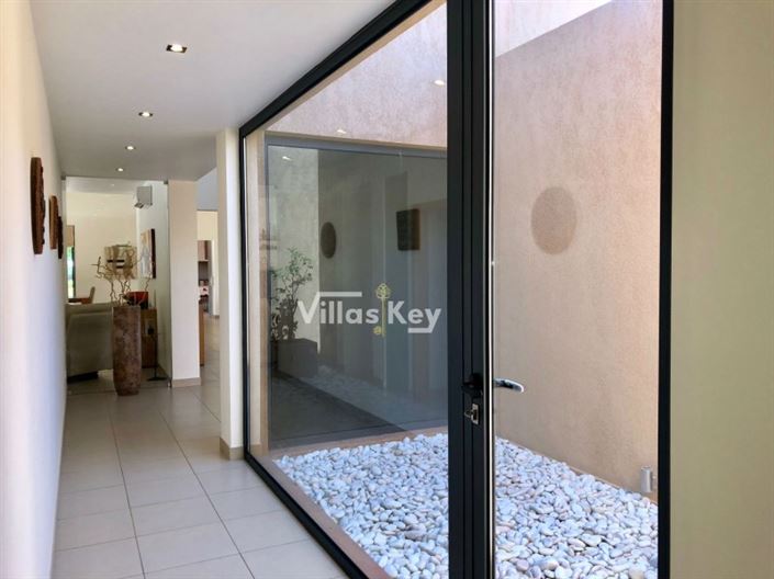 Image No.8-5 Bed House for sale