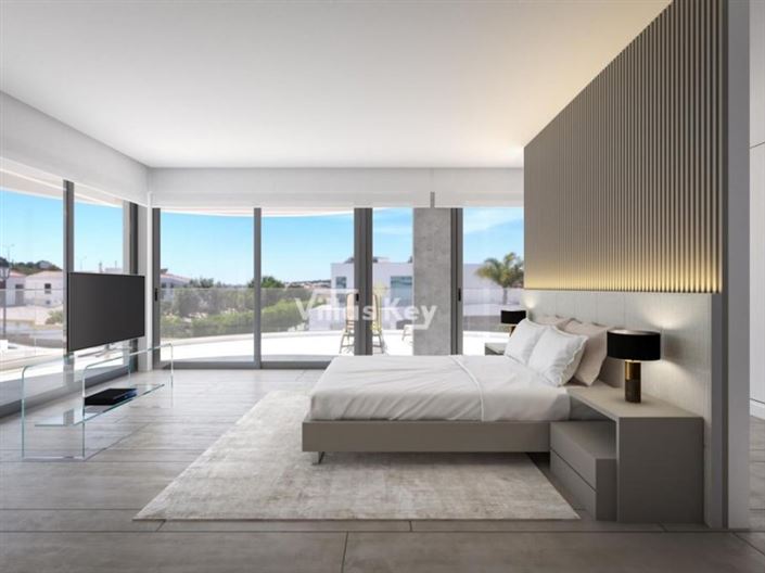 Image No.8-3 Bed House for sale