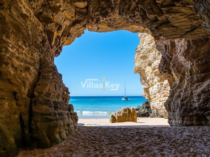 Image No.21-2 Bed Farmhouse for sale