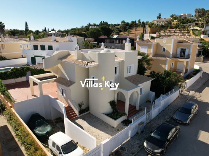 Image No.1-4 Bed House for sale