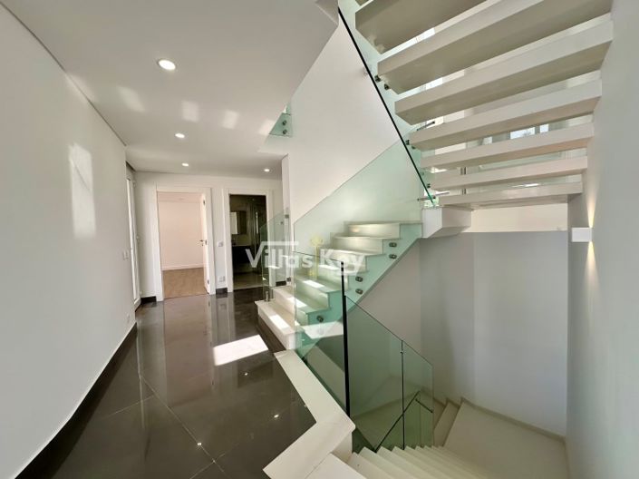 Image No.17-4 Bed House for sale