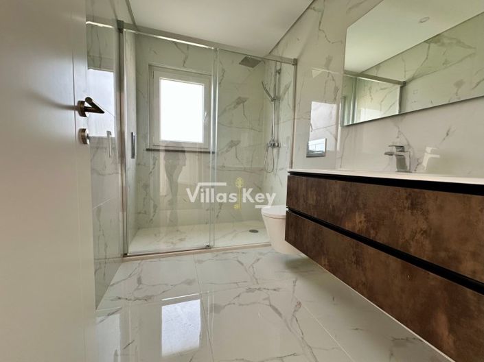 Image No.20-4 Bed House for sale