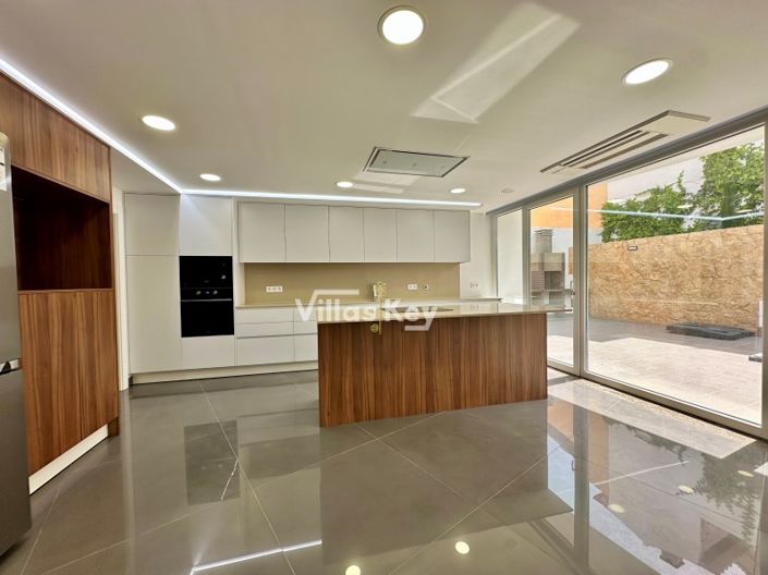 Image No.8-4 Bed House for sale