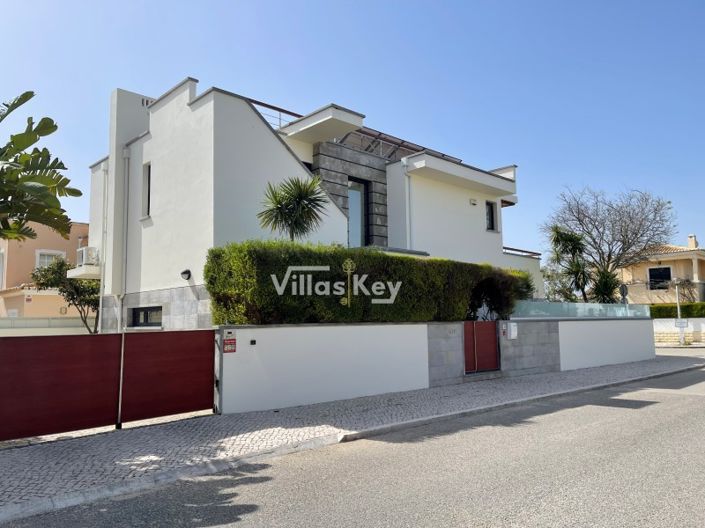Image No.1-3 Bed House for sale