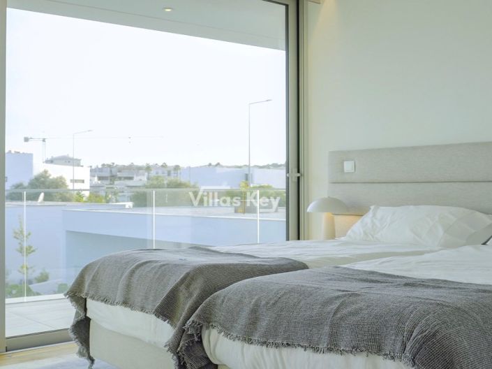 Image No.22-6 Bed House for sale