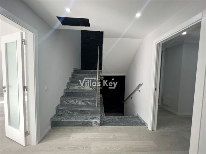 Image No.11-3 Bed House for sale