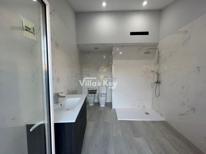 Image No.18-3 Bed House for sale