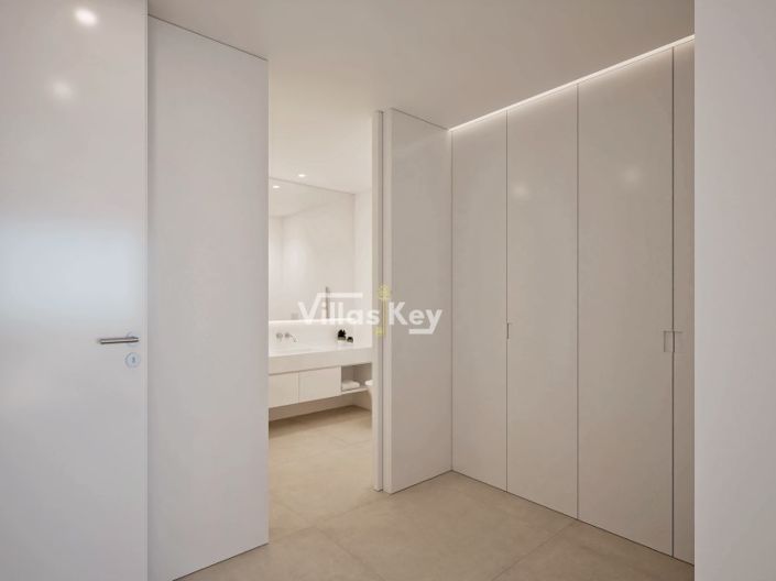 Image No.20-4 Bed House for sale