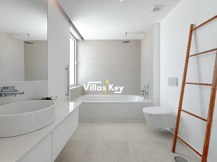 Image No.19-3 Bed House for sale