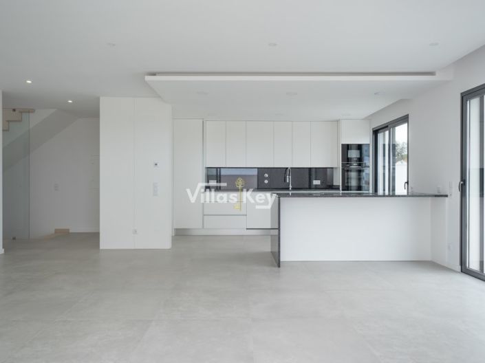 Image No.8-3 Bed House for sale