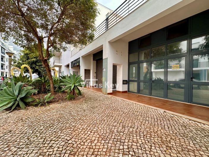 Image No.2-Commercial à vendre à Lagos