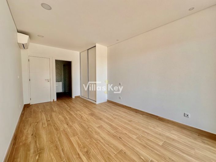 Image No.18-3 Bed Villa for sale