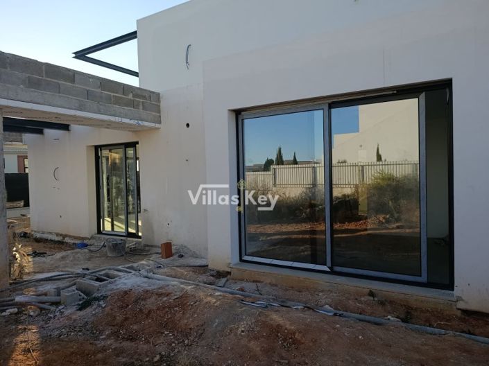 Image No.25-4 Bed House for sale