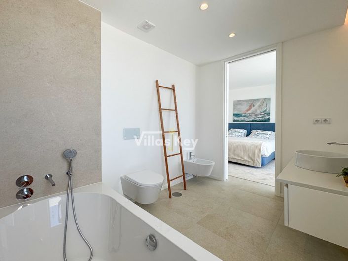 Image No.15-3 Bed House for sale