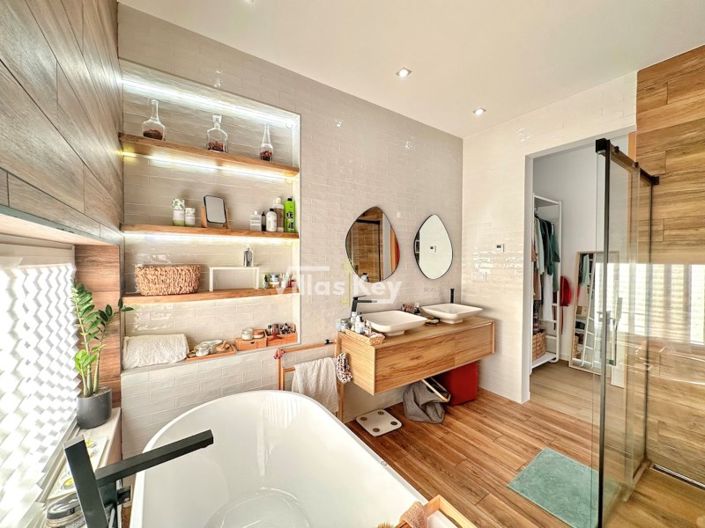 Image No.12-5 Bed House for sale