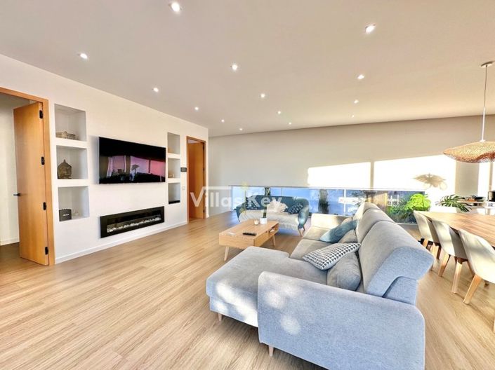 Image No.6-5 Bed House for sale