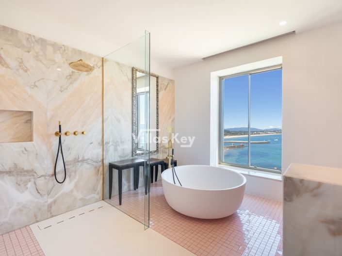 Image No.25-7 Bed House for sale