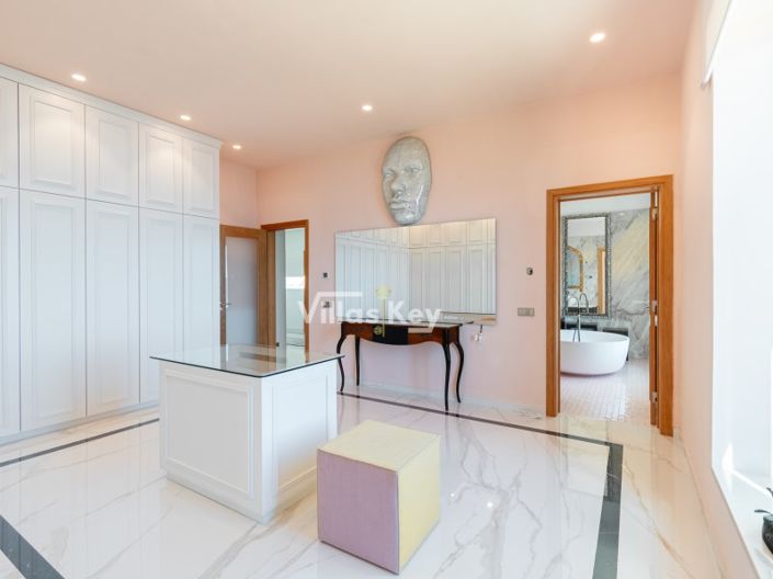 Image No.24-7 Bed House for sale