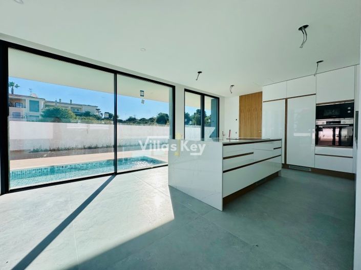 Image No.11-3 Bed House for sale