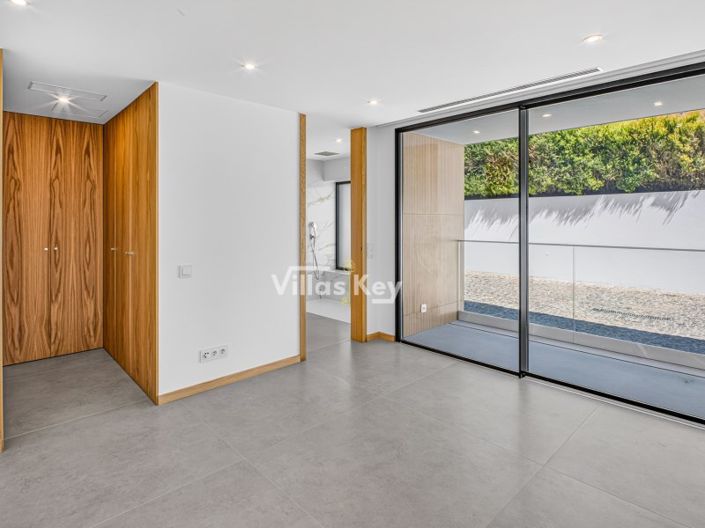 Image No.17-4 Bed House for sale