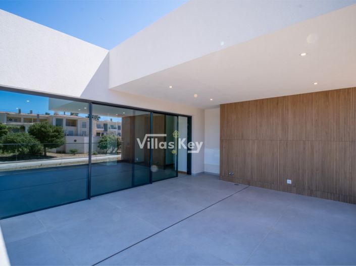 Image No.26-4 Bed House for sale