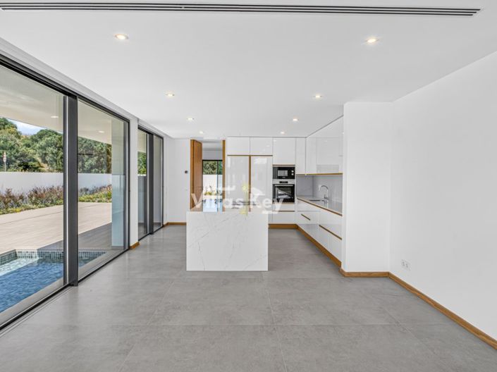 Image No.7-4 Bed House for sale