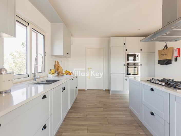 Image No.19-5 Bed Farmhouse for sale