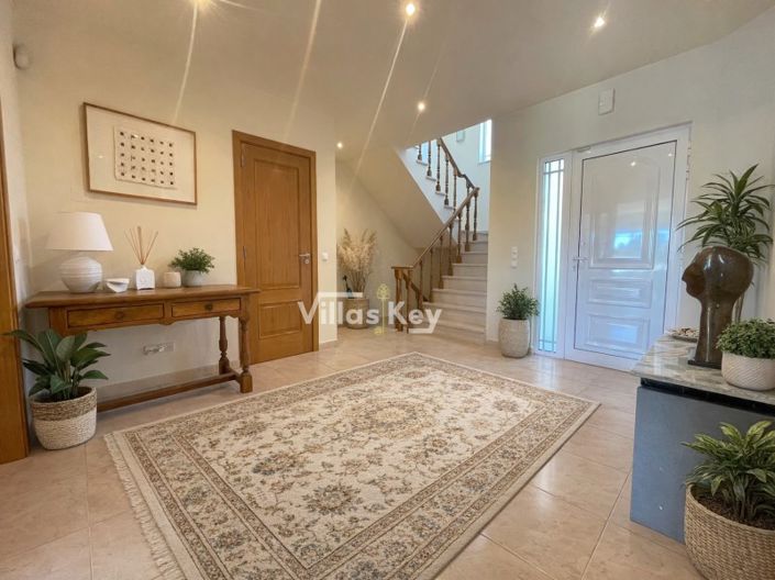 Image No.2-4 Bed House for sale