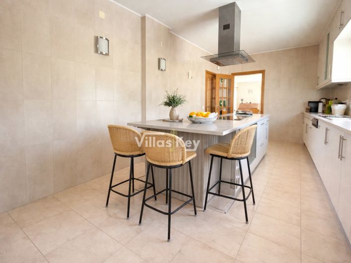 Image No.6-4 Bed House for sale