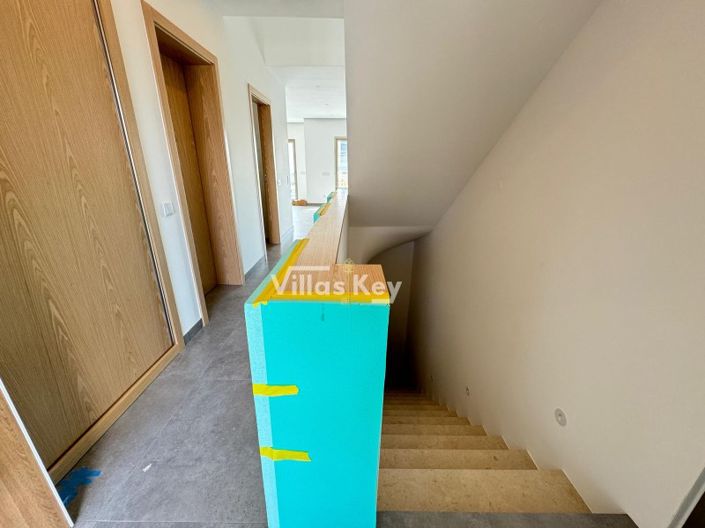 Image No.17-4 Bed House for sale