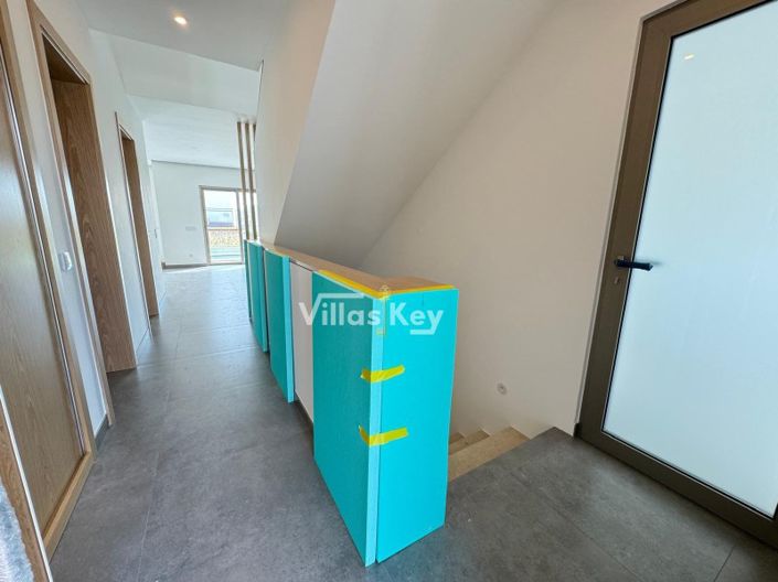 Image No.18-4 Bed House for sale