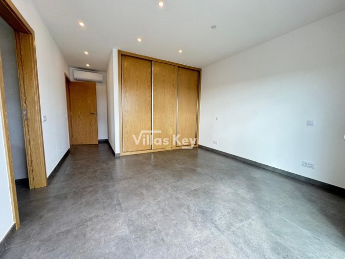 Image No.19-4 Bed House for sale