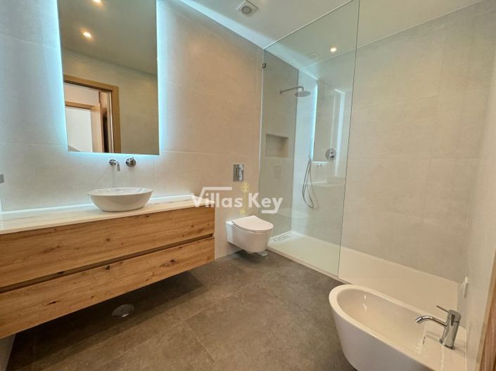 Image No.26-4 Bed House for sale