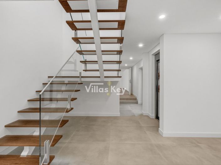 Image No.10-4 Bed House for sale