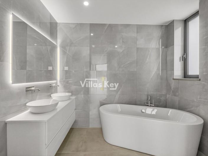 Image No.17-4 Bed House for sale