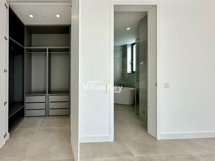 Image No.19-4 Bed House for sale