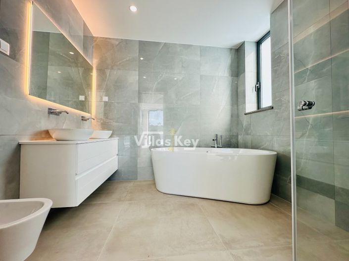 Image No.20-4 Bed House for sale