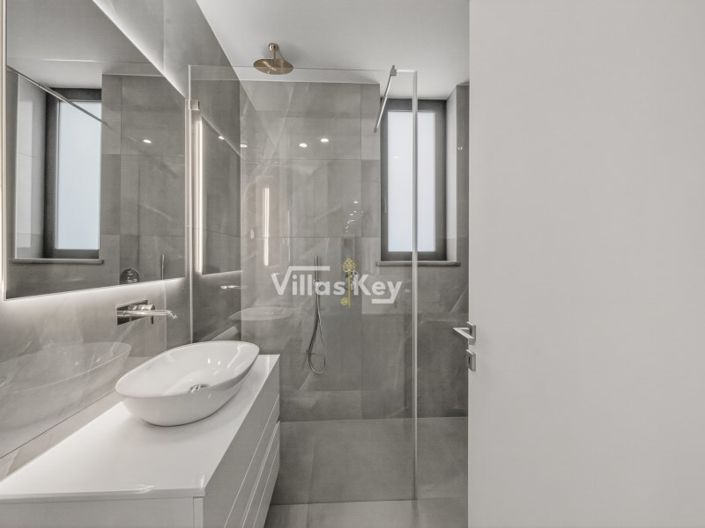 Image No.21-4 Bed House for sale