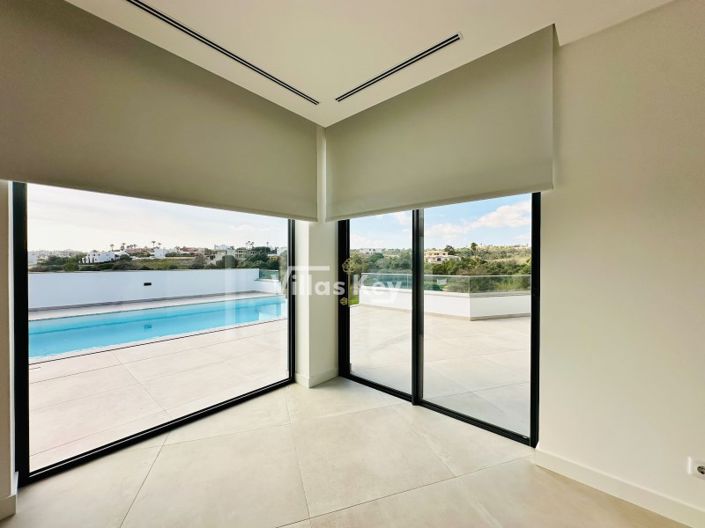 Image No.24-4 Bed House for sale