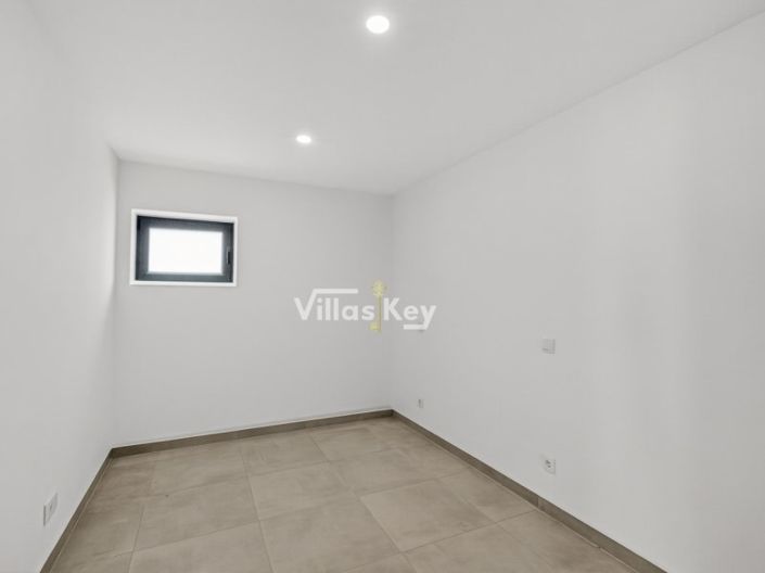 Image No.25-4 Bed House for sale