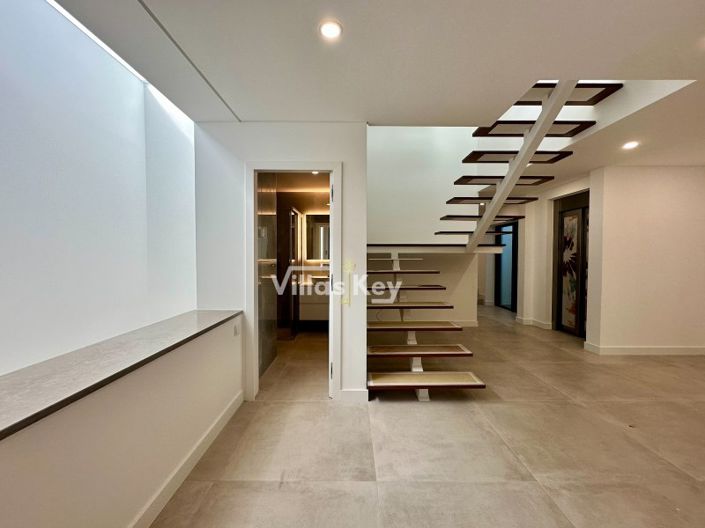 Image No.27-4 Bed House for sale